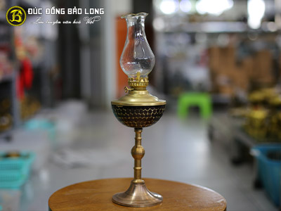 Lựa chọn đèn dầu bằng sứ, thủy tinh hay bằng đồng?