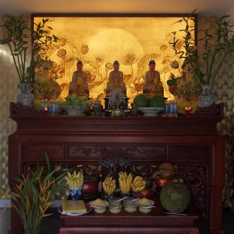 Pho tượng Phật đẹp trên bàn thờ